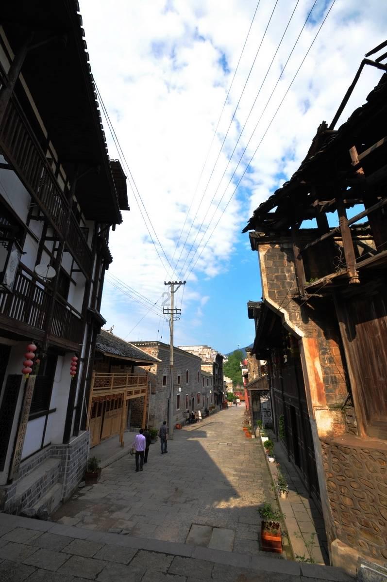 日本高速公路连环撞车惊魂瞬间！车辆被挤压成30厘米厚，夫妻当场身亡